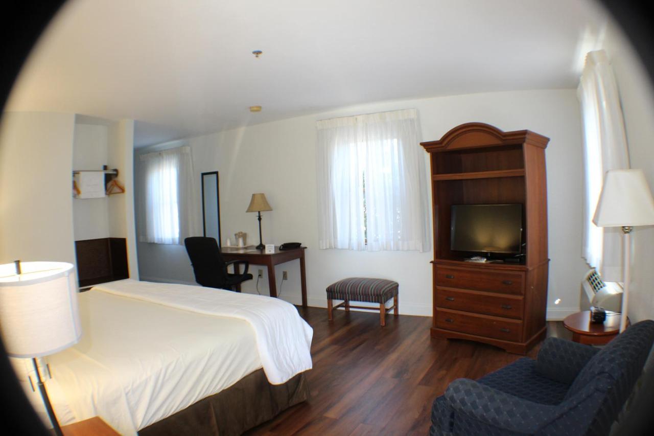 At Cemetery Hill Hotel 2*