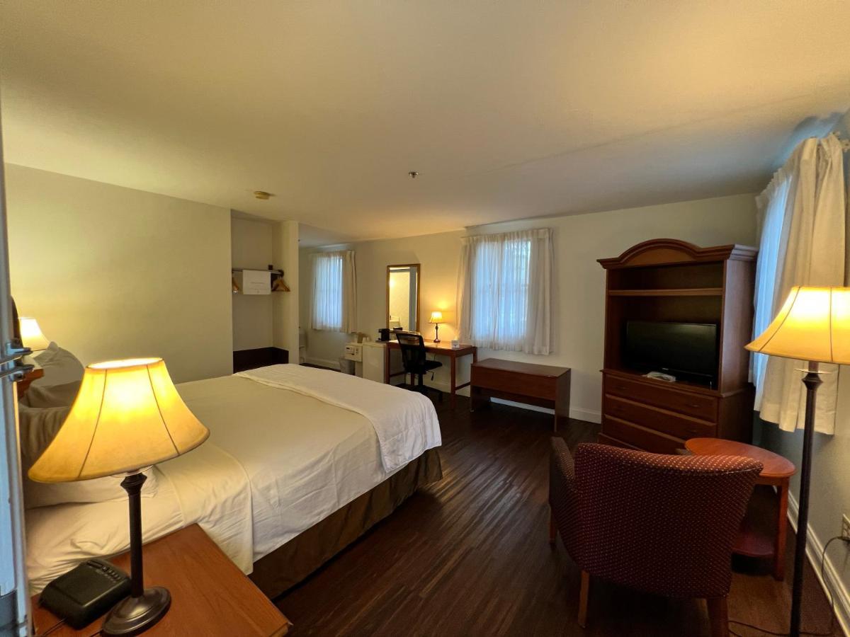 At Cemetery Hill Hotel 2*